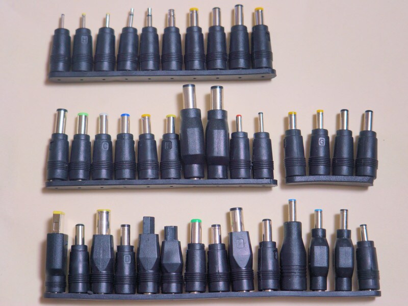 38種類の変換プラグが付属。各社のノートPCに接続出来る！