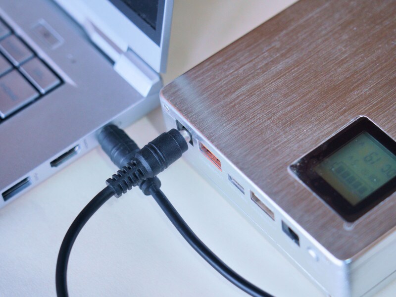 本体電源ONして使用電圧を設定し、純正電源ケーブルに代えてノートPCに差し込む