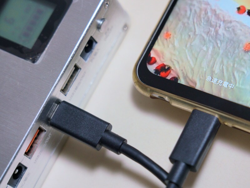 USB PDでスマホを急速充電中。オレンジ色のUSB-AはQuick Charge3.0に対応
