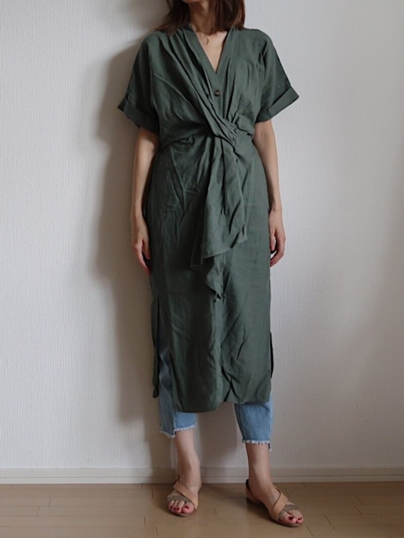 ナチュラルなリネン混素材のアイテムはデニムと相性よし