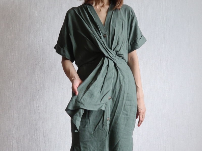 リネン混の雰囲気にフロントのひとひねりしたデザインをアクセントに効かせて