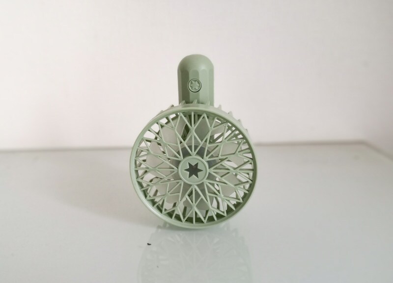 自立するハンディ扇風機