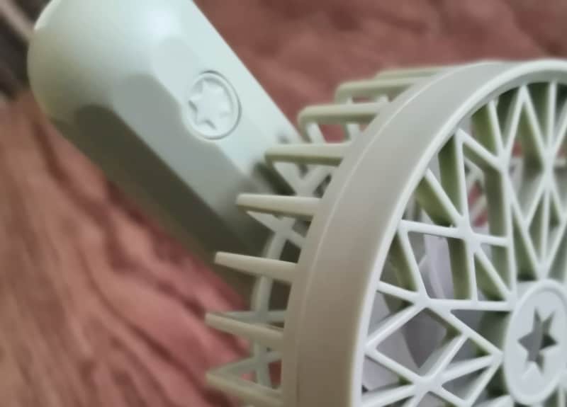 3段階の風量調節ができるハンディ扇風機