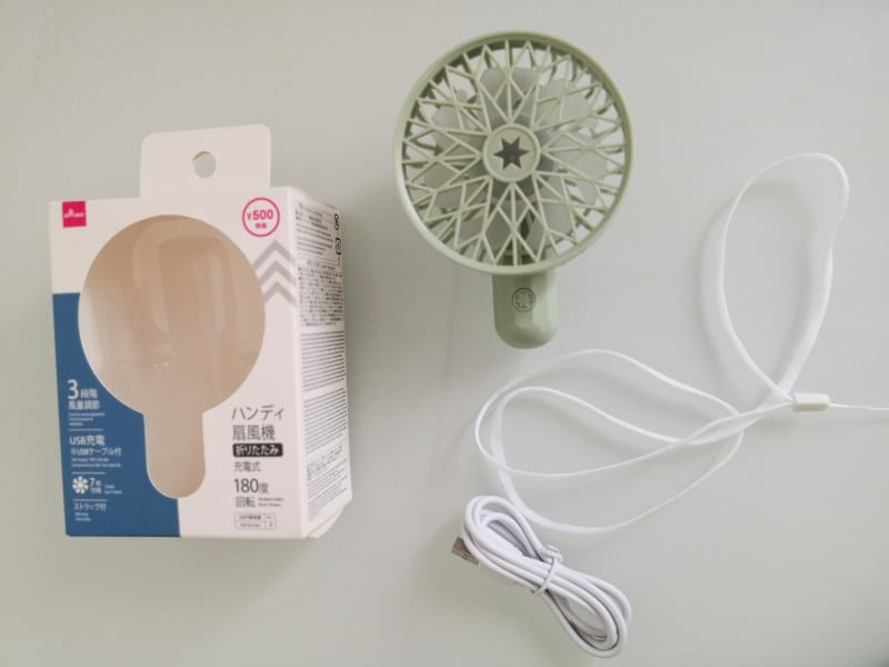 USBケーブルとネックストラップがついているダイソーのハンディ扇風機