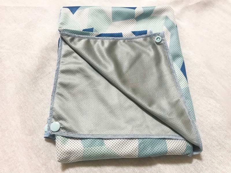 薄手の素材なので畳めば場所をとらないウォータークールタオルフード付き