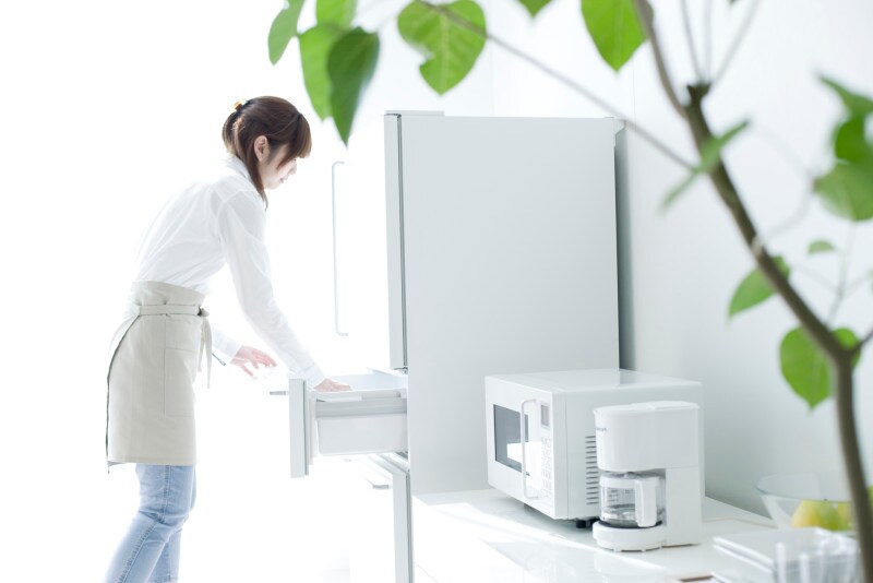 生ゴミの臭いを防ぐ方法として冷凍しているシーン