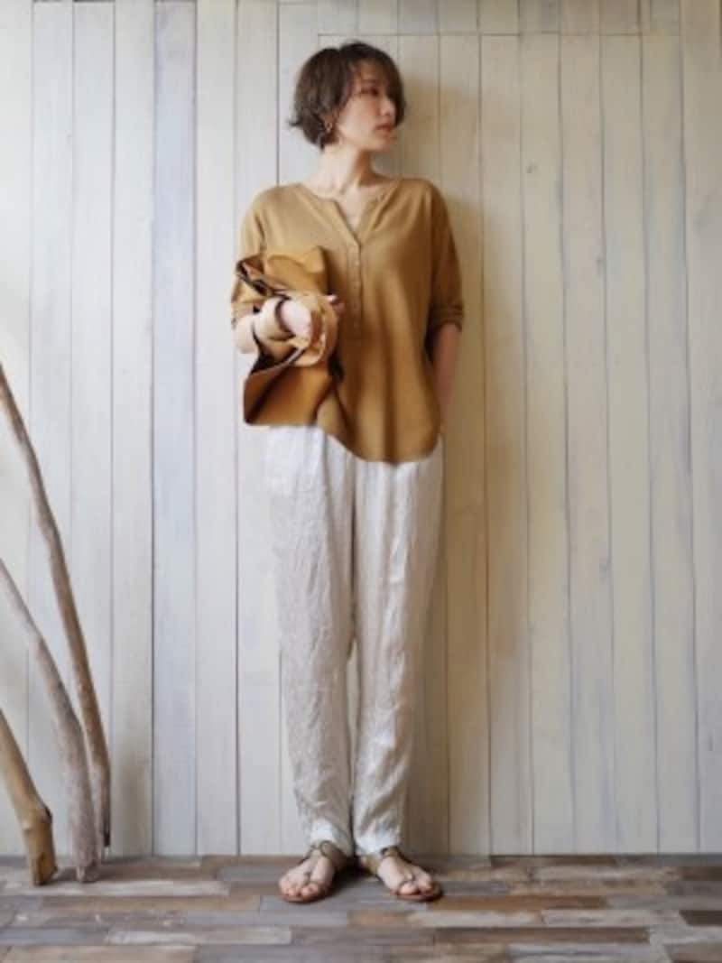 キャメル色のカットソーと白パンツのコーディネート 出典:WEAR