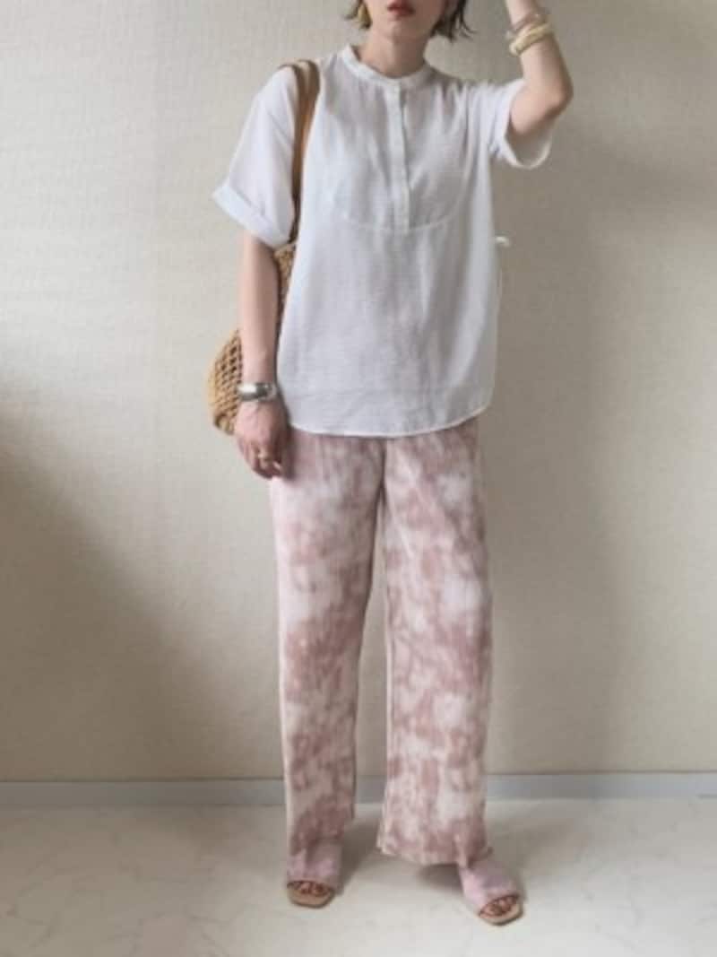 バンドカラーの白ブラウスとピンク系プリント柄パンツのコーディネート 出典:WEAR