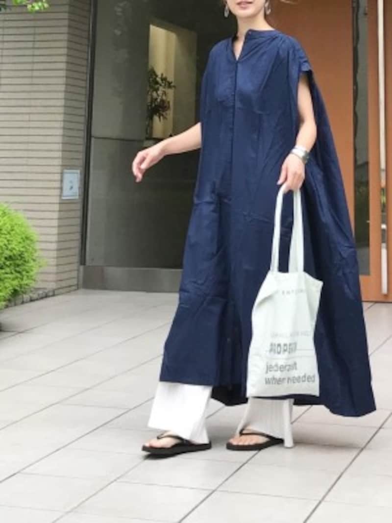 ネイビーのワンピースと白パンツのレイヤードスタイル 出典:WEAR