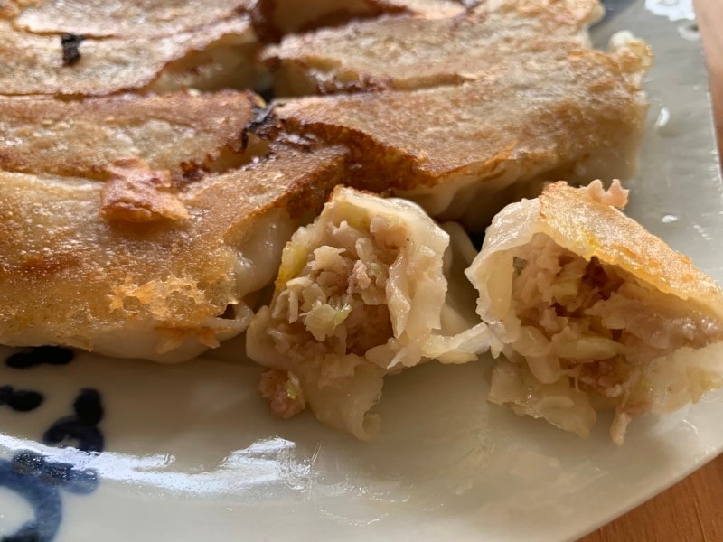 自宅で簡単に羽根つき餃子が焼けますよ