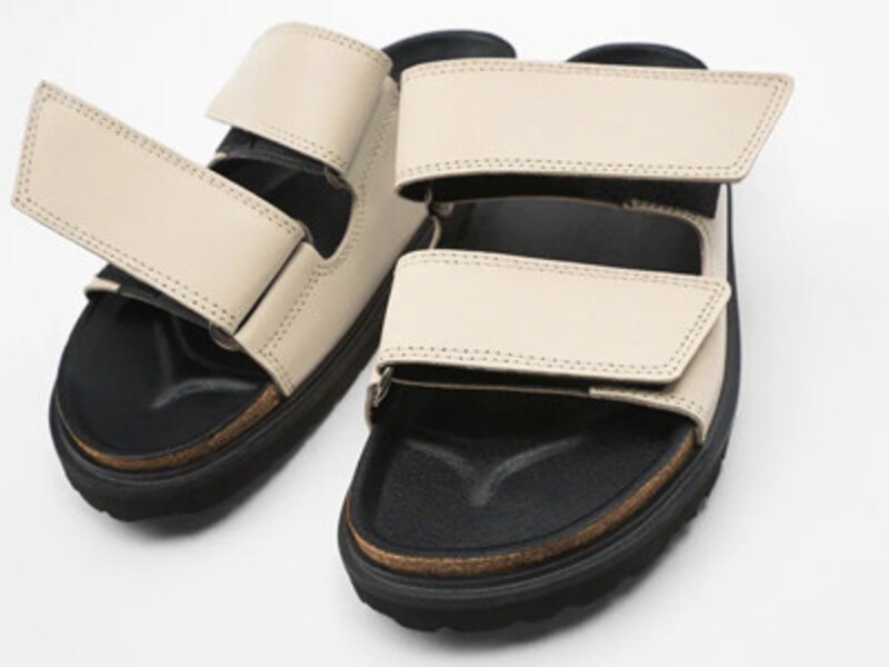 ダブルストラップ フラットリアルレザーサンダル(出典:ZARA)
