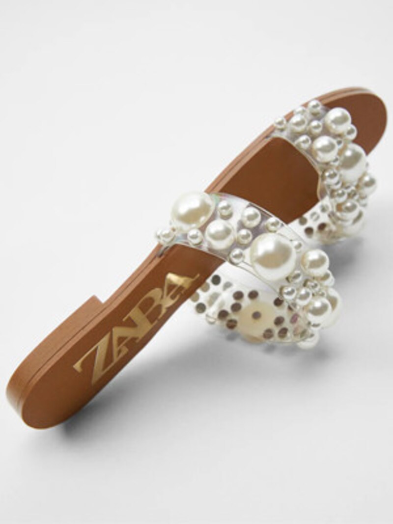 ビーズ付きビニールフラットサンダル(出典:ZARA)