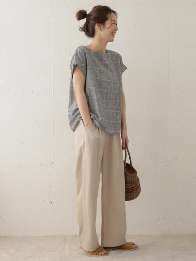 半袖ならTシャツよりもう少しハリのあるブラウスタイプも使いやすく便利です 出典:WEAR