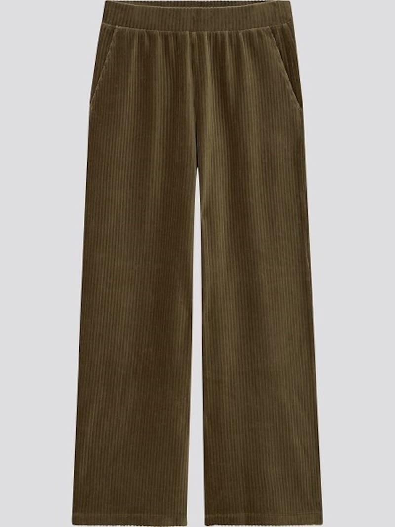 こっくりしたカーキもおしゃれで使いやすい