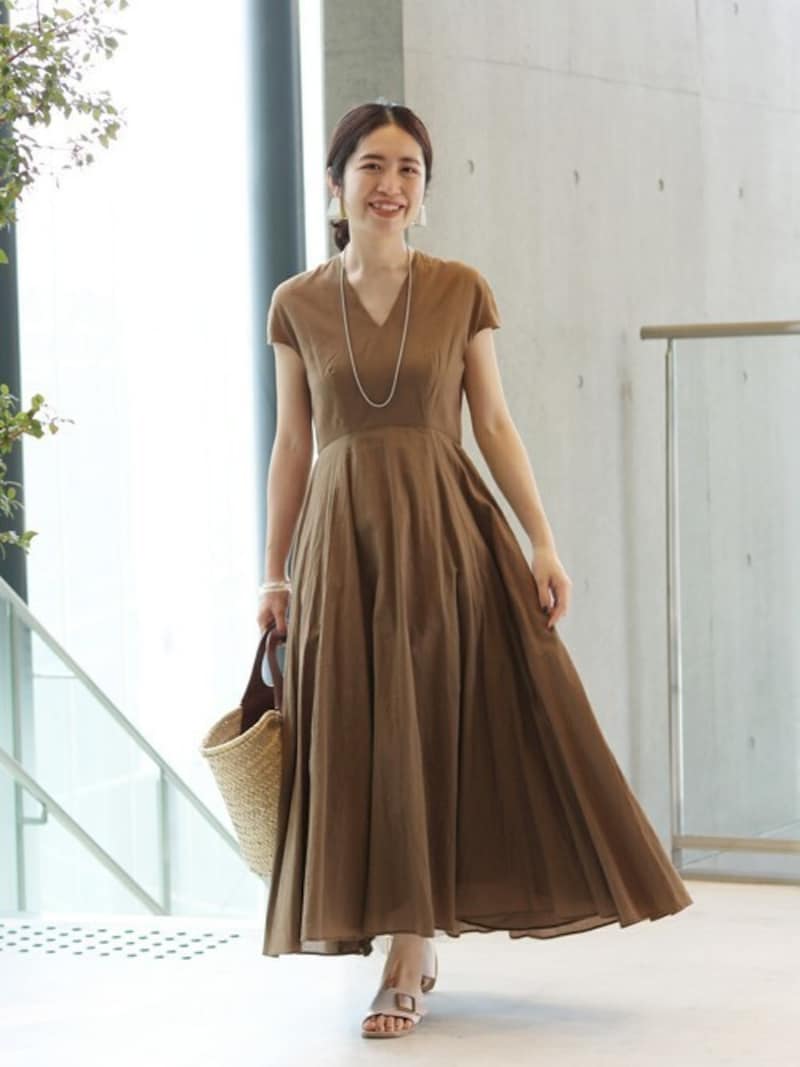 フィット＆フレアのシルエットがきれいなワンピースは大人におすすめ　出典：WEAR