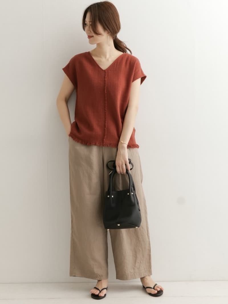 秋色やVネックなどトップスにシャープな部分があればゆったりパンツもおしゃれ見え 出典:WEAR