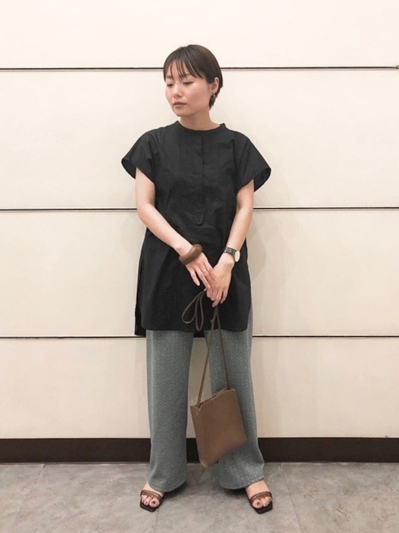 ダークな引き締め色＆ハリのある素材はふっくら感を抑えてくれます　出典：WEAR