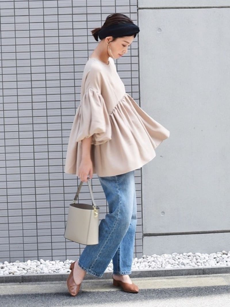 ボリューミーな袖のデザインがポイントのトップスを選べばおしゃれも二の腕カバーもOK　出典：WEAR