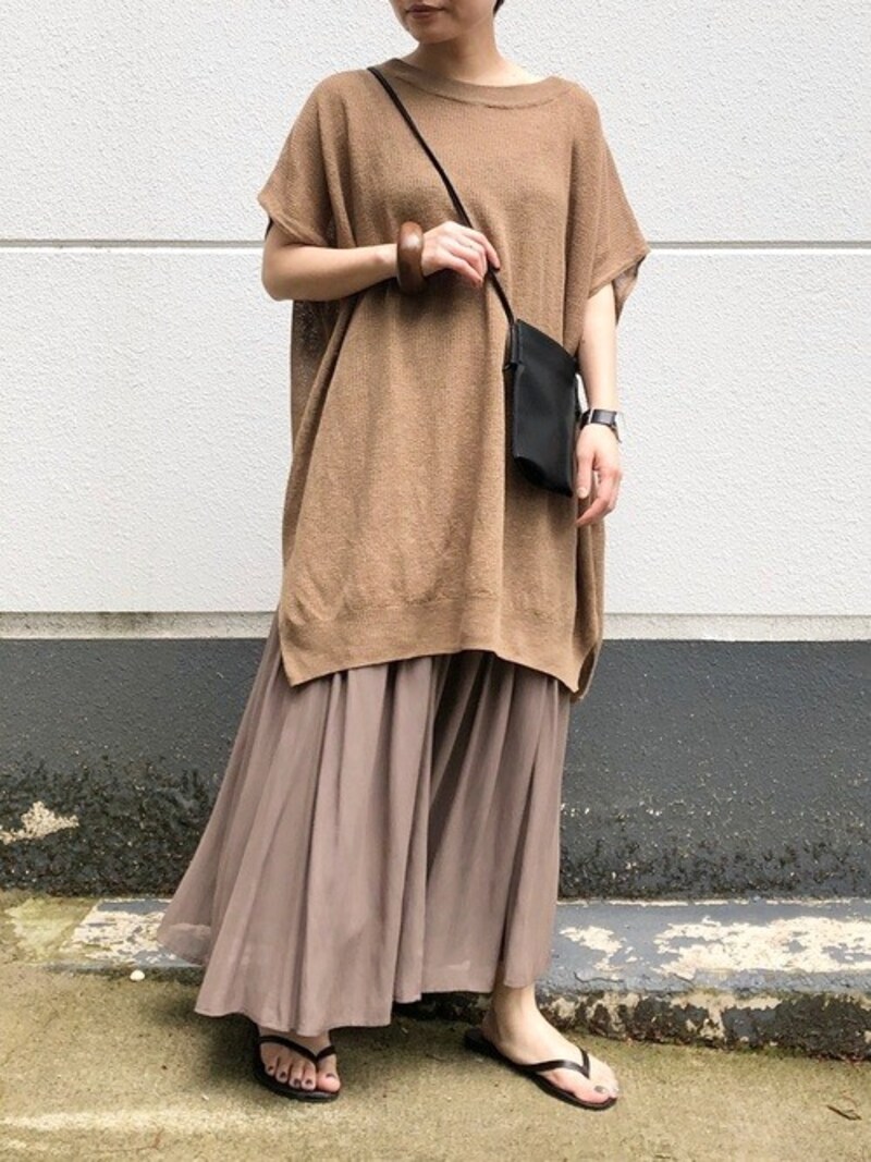 二の腕も身幅もゆったりなトップスをおしゃれに仕上げるにはワントーンがカギ！　出典：WEAR