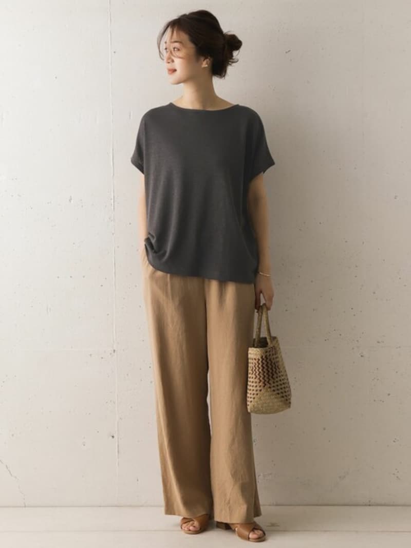 黒ほど重たくなく、ブラウンともしっくり馴染むチャコール系もおすすめ　出典：WEAR