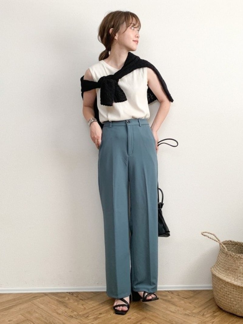 濃い目のくすみグリーンは秋まで使えてコスパも◎　出典：WEAR