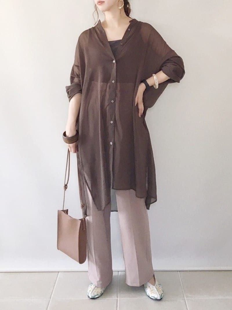 GUのシアーバンドカラーロングシャツは大人にぴったりの存在感　出典：WEAR