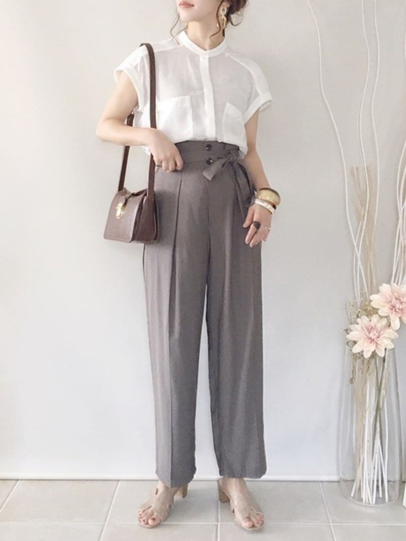 ベルト付きのきれいめパンツはきちんと感もアップで大人向け　出典：WEAR