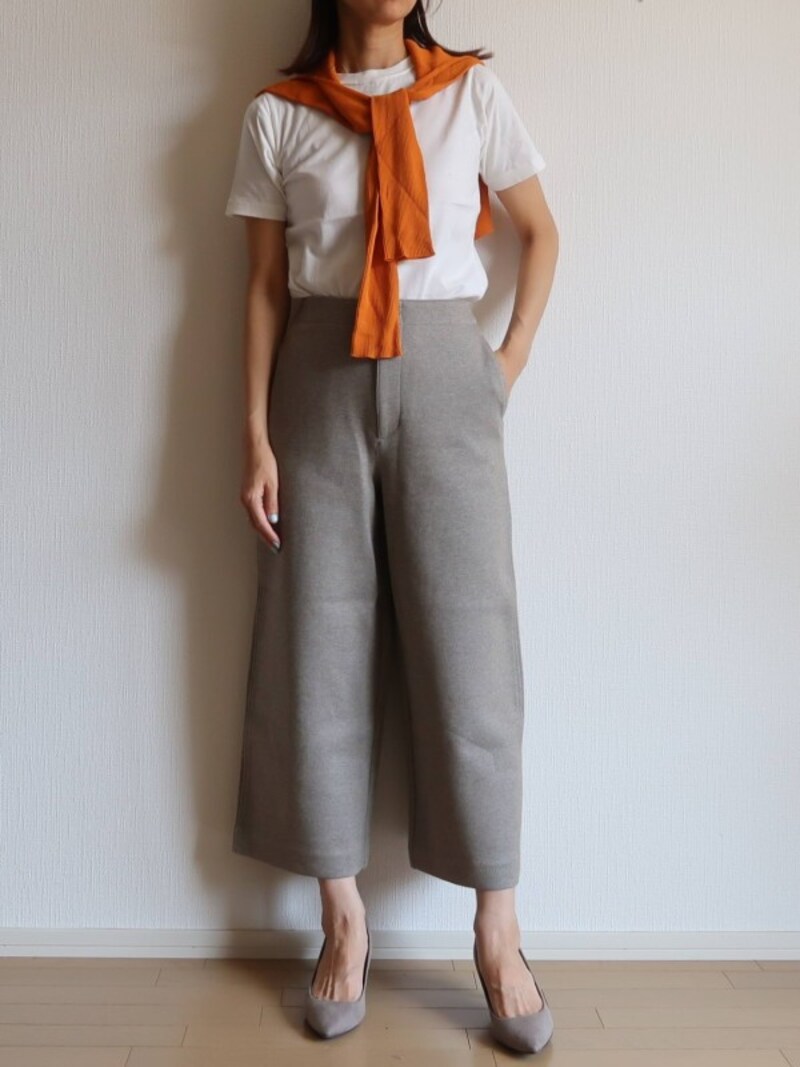 肉感を拾わないジャージー素材は締め付けがなくストレスフリー