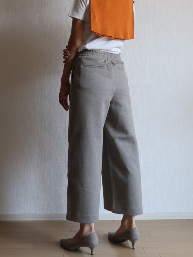 後ろだけがウエストゴムなので着脱の簡単さも叶い、フロント部分はすっきり見えます