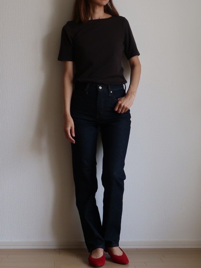 丈は長めのフルレングス丈。そのまま履いてもこのように十分長めです。