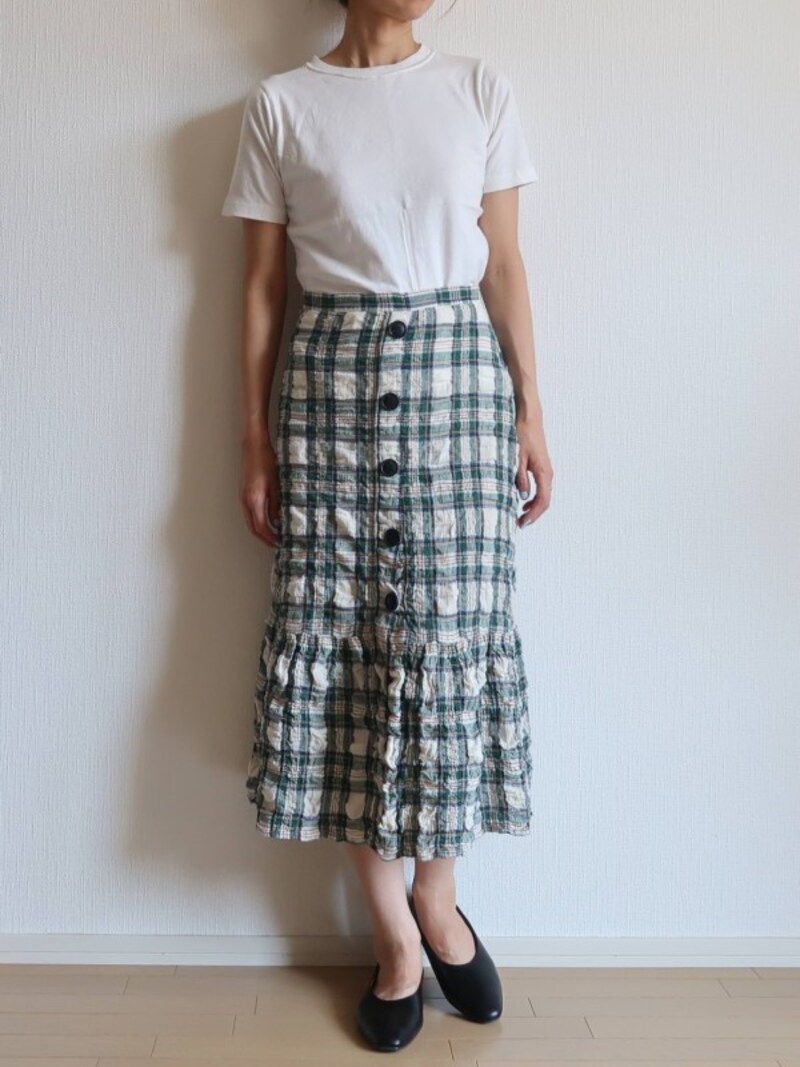 デザインの入ったスカートもすんなり馴染む使い勝手のよさが◎