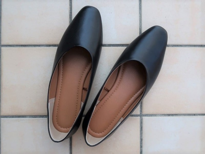 GU Vカットシフォンフラットシューズ　1690円（税抜）