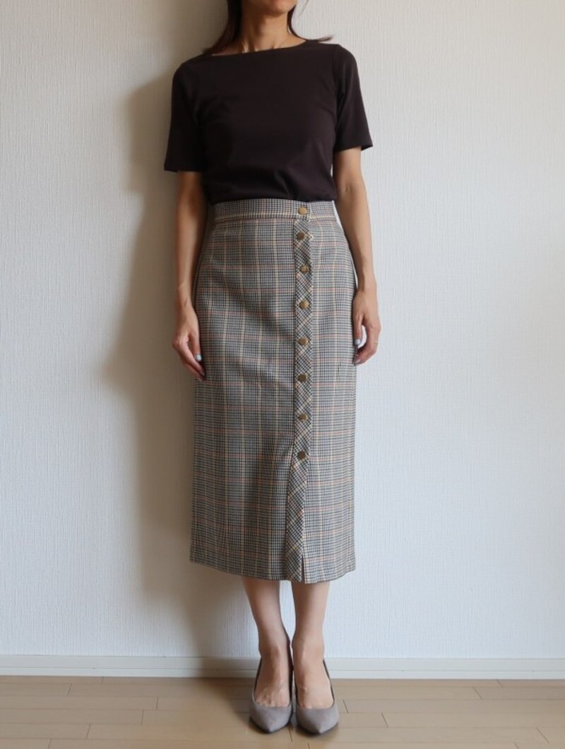 スカートと合わせても大人っぽくまとまるのがポイント
