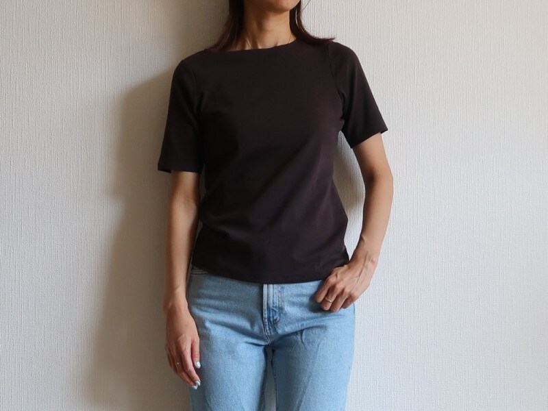 長めの袖感で大人っぽく着られる半袖Tならこちら！