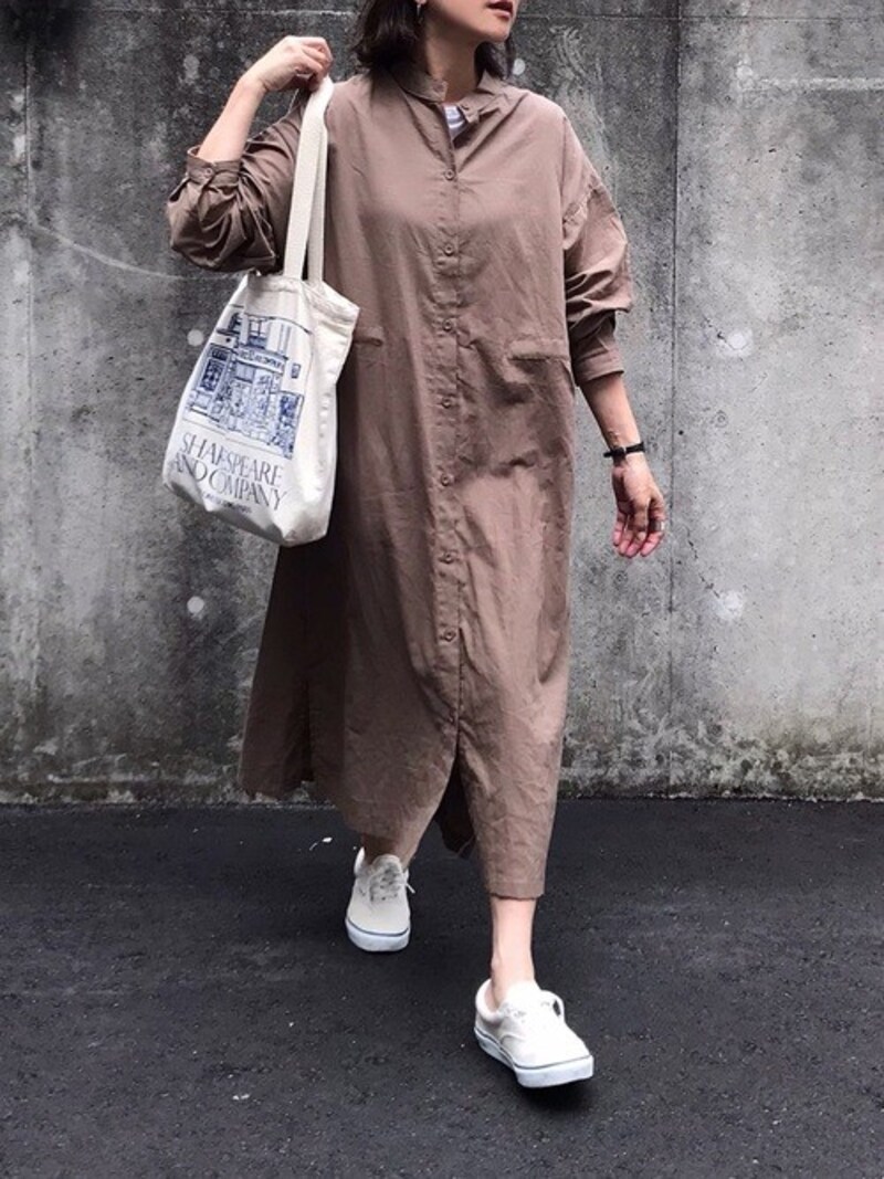 羽織りにもなる前開きのシャツワンピは秋も使えます　出典：WEAR