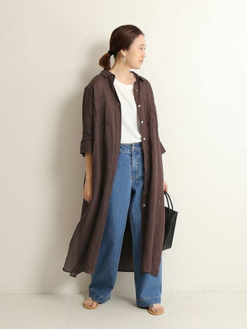 羽織りにもなる前開きのシャツワンピは秋も使えます 出典:WEAR