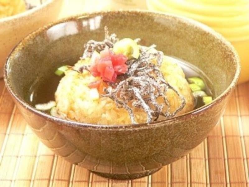 焼きおにぎりのウーロン茶漬け(出典:香ばしすぎる、焼きおにぎりのウーロン茶漬け)