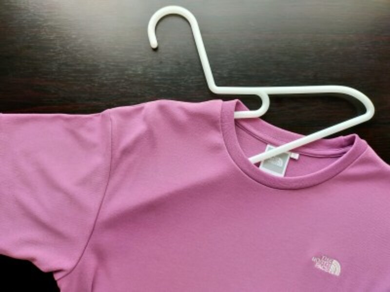 Tシャツのネックラインをハンガーのくぼみに引っ掛ける