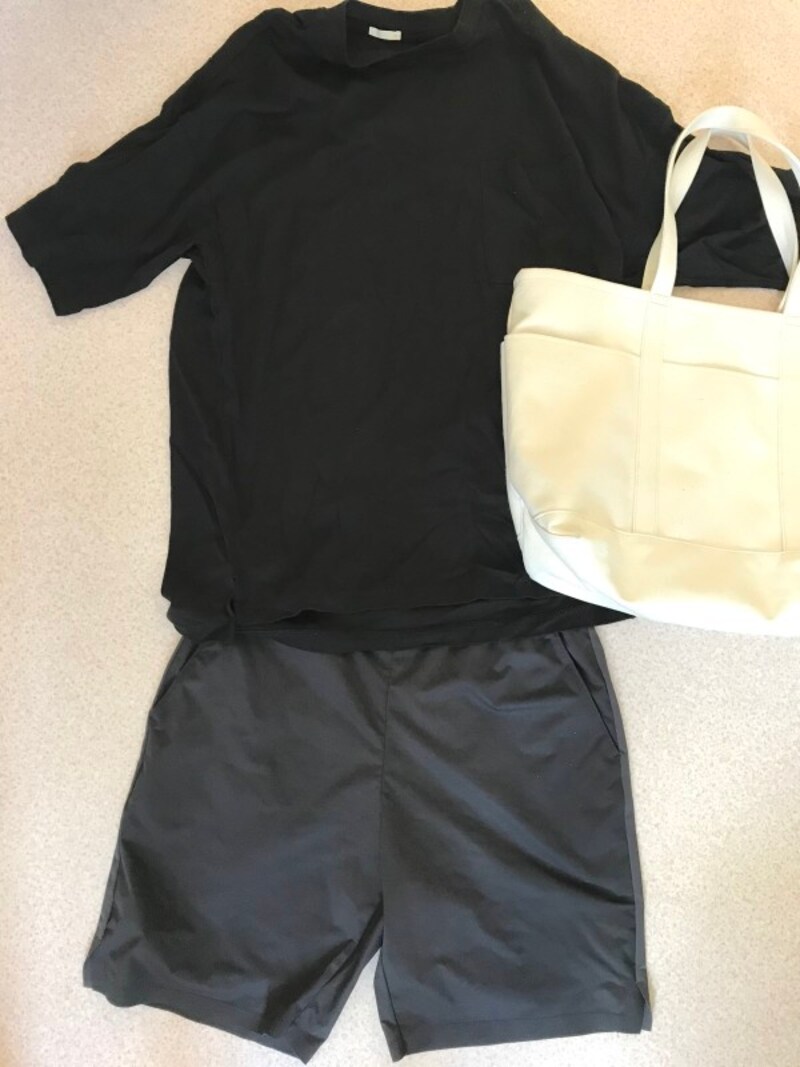 トップスには黒いビッグTを合わせて、差し色で白バッグを入れるのもおすすめ