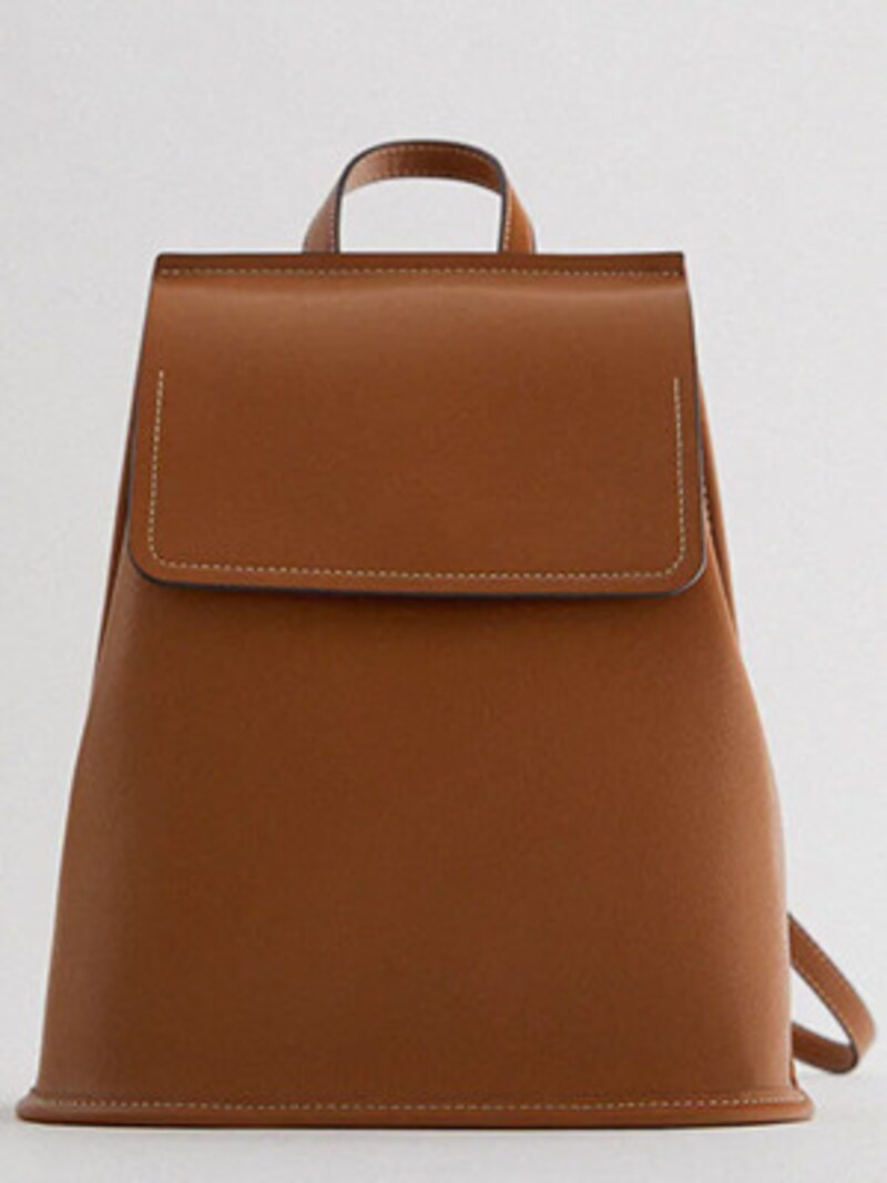 フラップ&トップステッチ入りバックパック(出典:ZARA)