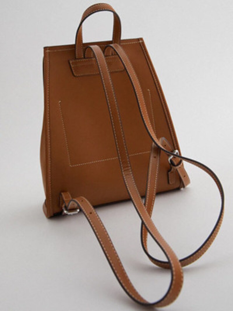 フラップ&トップステッチ入りバックパック(出典:ZARA)