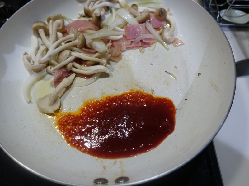 ケチャップがぐつぐつしてきたら、具材と混ぜます