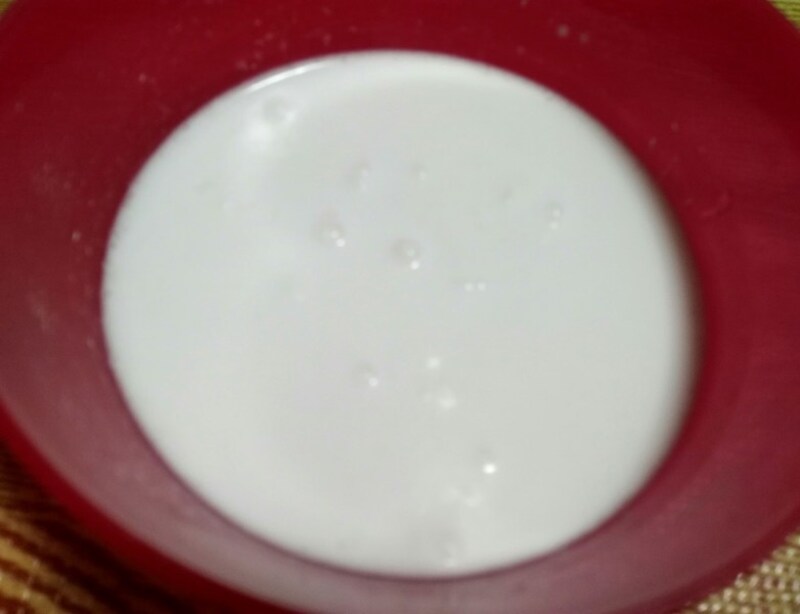 入浴剤を器に入れ湯を注ぐと、すぐに泡がシュワシュワ発泡を始めます