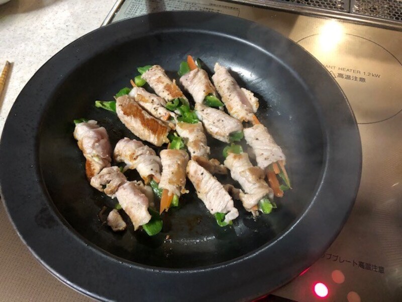 調理が終わったら、このまま食卓へ。熱々のフライパンの余熱も利用