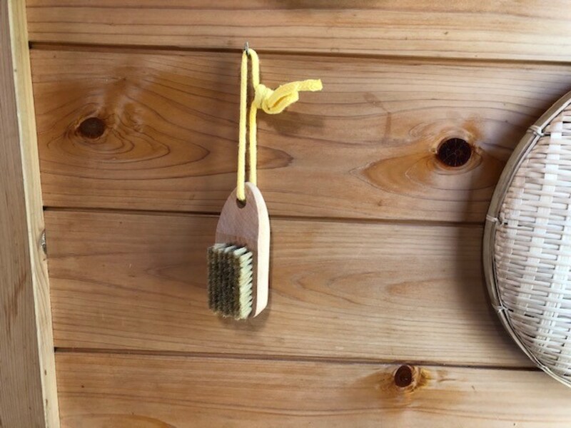 紐を通して壁にかけてしまえば収納場所にも困らない