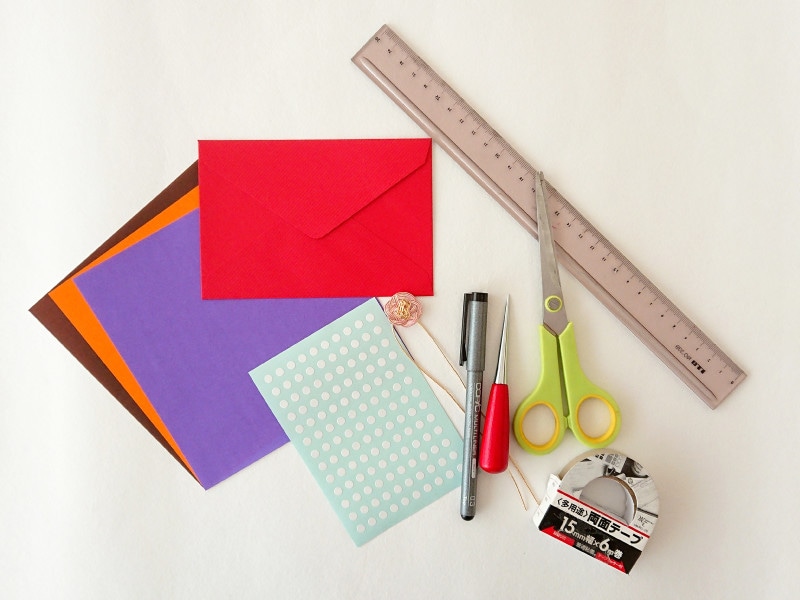 折り紙フクロウが入ったお守りの材料です