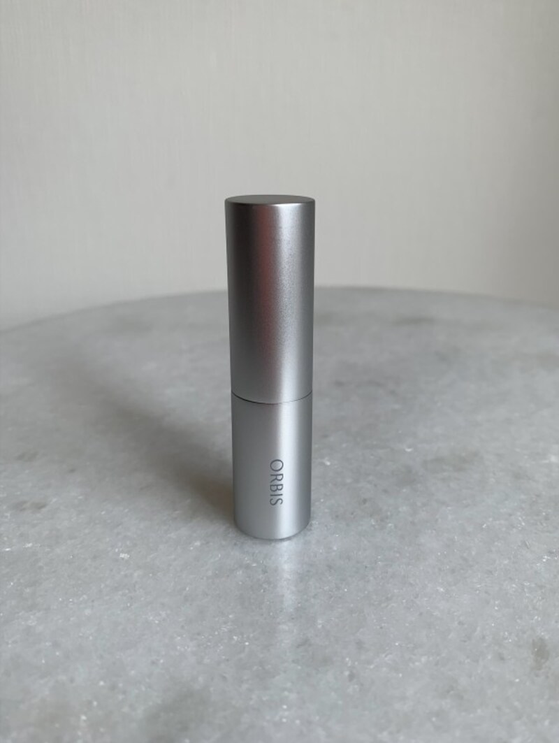 スリムでスタイリッシュなパッケージはリップクリーム感覚で持ち運べる