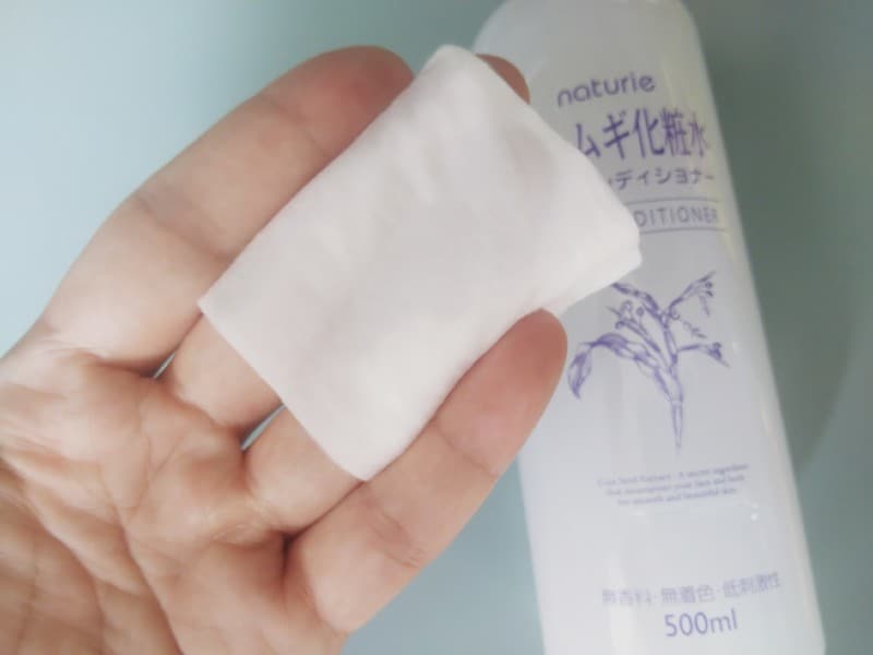 ハトムギ化粧水をたっぷり含ませたコットンで優しくふきとります。