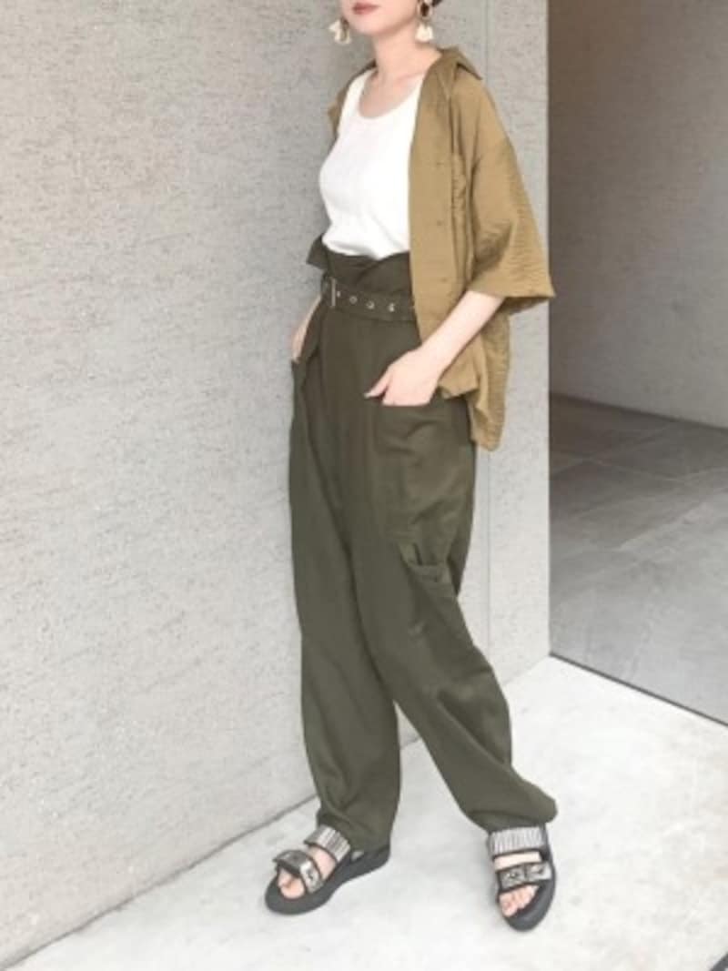 色みが異なるミリタリーオリーブを組み合わせたコーデ 出典:WEAR