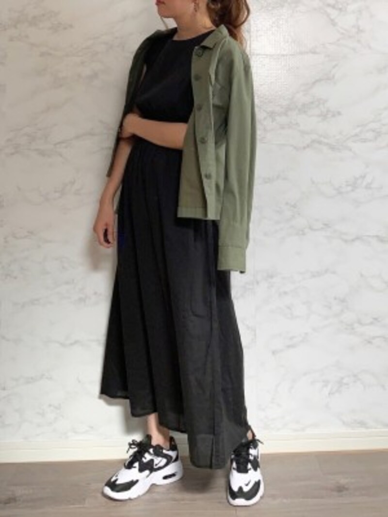 ブラックとミリタリーオリーブのコーデ 出典:WEAR